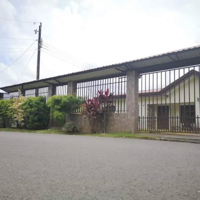 Elegant Villa In La Fortuna With Spacious Backyard Plus Very Private Pool & Parking ภายนอก รูปภาพ