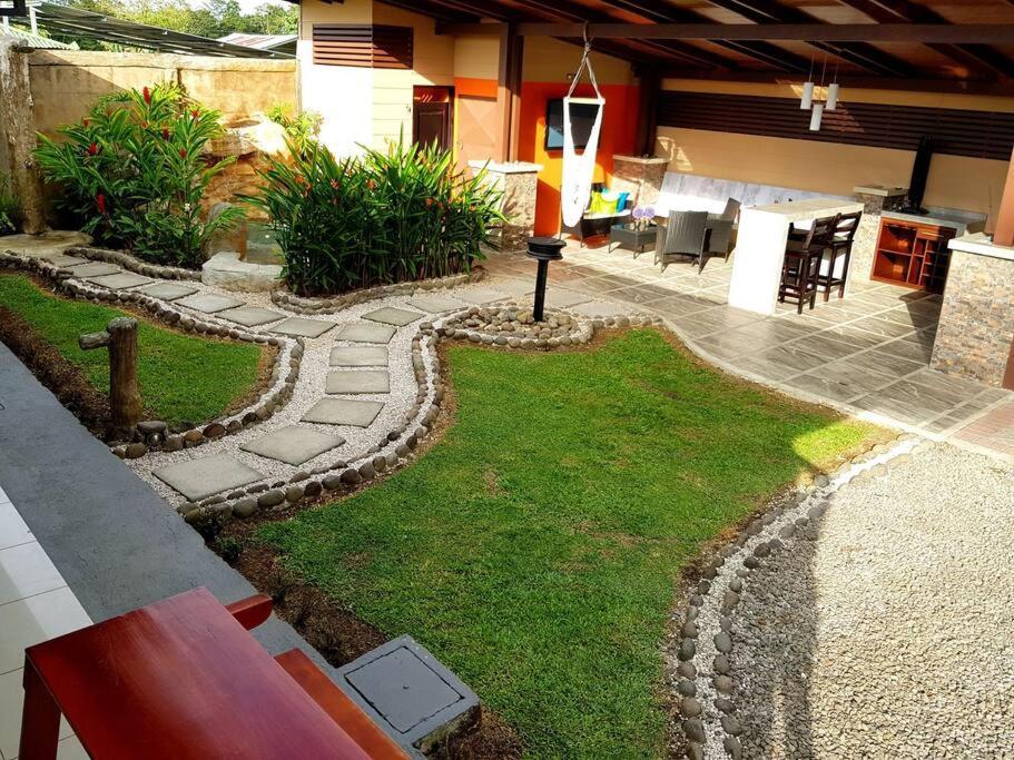 Elegant Villa In La Fortuna With Spacious Backyard Plus Very Private Pool & Parking ภายนอก รูปภาพ