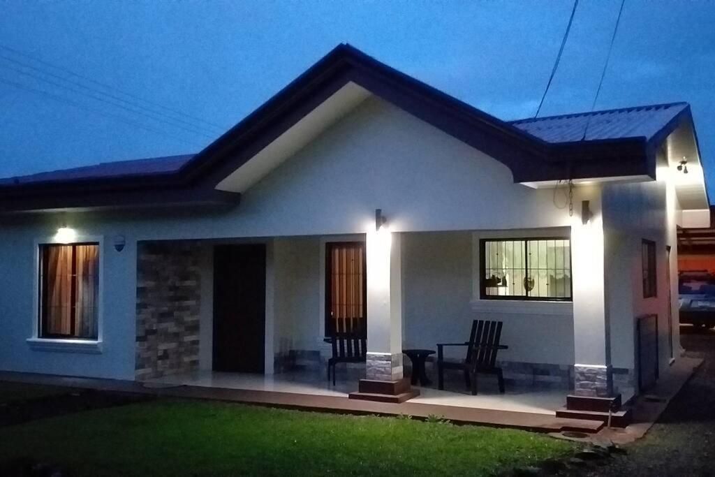 Elegant Villa In La Fortuna With Spacious Backyard Plus Very Private Pool & Parking ภายนอก รูปภาพ