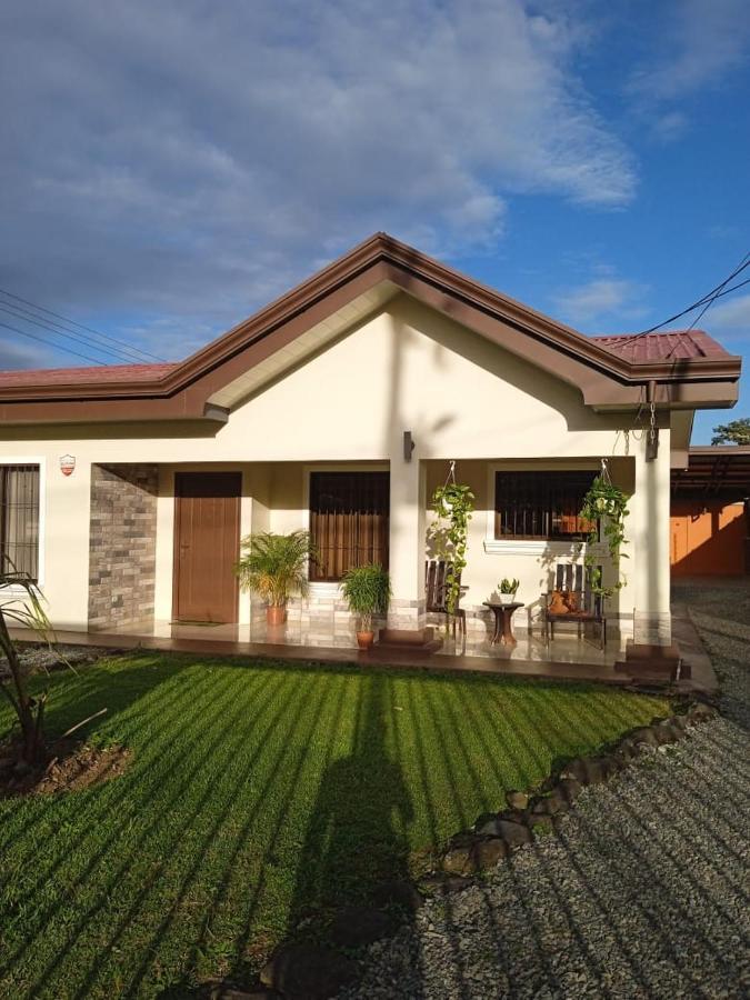 Elegant Villa In La Fortuna With Spacious Backyard Plus Very Private Pool & Parking ภายนอก รูปภาพ