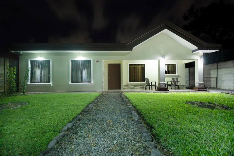 Elegant Villa In La Fortuna With Spacious Backyard Plus Very Private Pool & Parking ภายนอก รูปภาพ